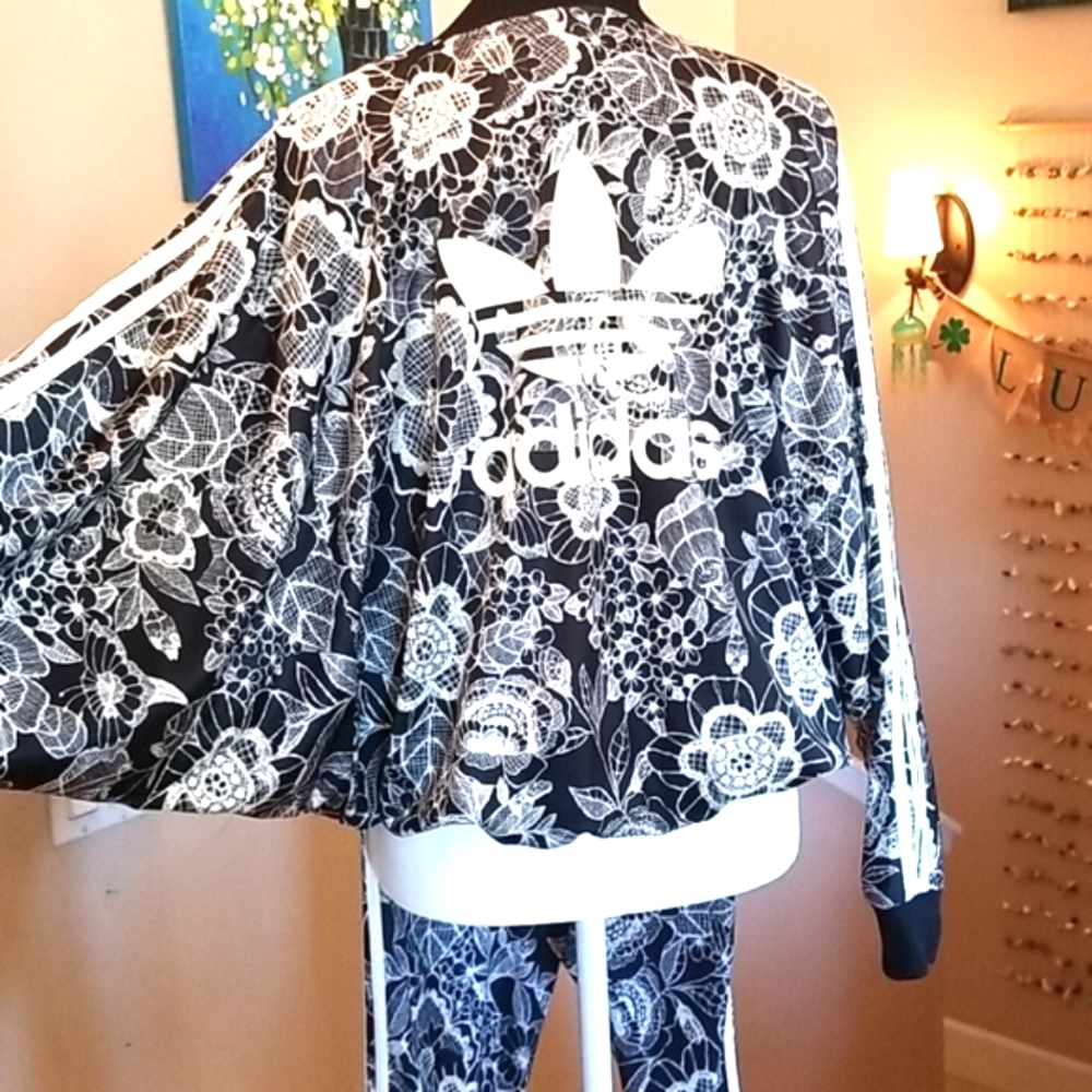 FARM × ADIDAS Florido Batwing Battenberg Lace B & W SUPERSTAR Cape  Leggings SET